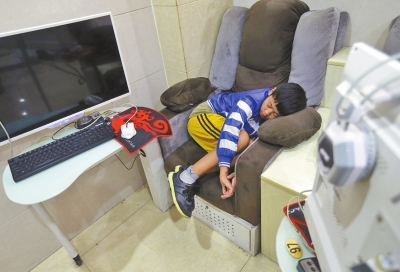 小寶每天晚上就睡在網吧的沙發(fā)上