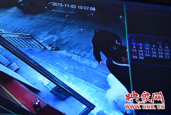 監(jiān)控錄像顯示，男子走向皮皮，將其拐走。