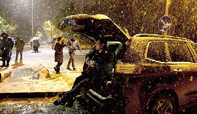 彈琴彈到手指都沒知覺了，還在一首又一首地唱。