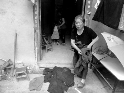 侯見志的母親拿出老伴受傷時(shí)穿的血衣。京華時(shí)報(bào)記者鄭羽佳攝