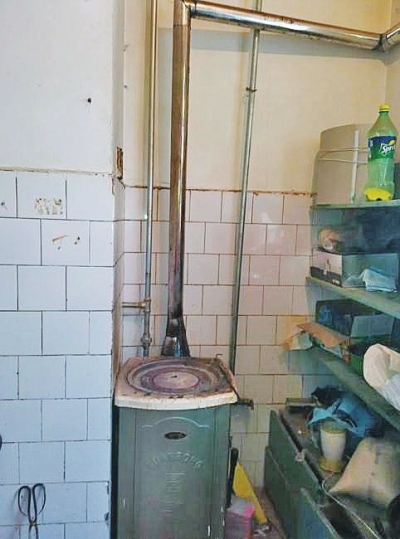 事發(fā)理發(fā)店取暖所用的爐子。