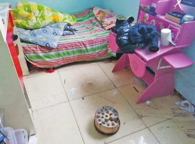 在理發(fā)店死者居住的臥室內(nèi)，地上放有一個(gè)大煤球。