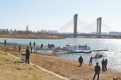 鄭州龍湖1號巡邏艇被凍爛沉船龍湖 兩時撈出沉船 鄭州龍湖1號巡邏艇被凍爛沉船龍湖 兩時撈出沉船