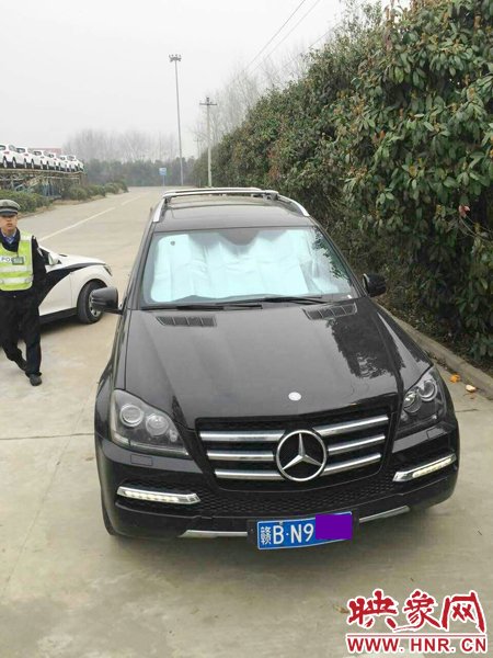 江西男子奔馳車中睡覺(jué)一氧化碳中毒，周口高速交警及時(shí)發(fā)現(xiàn)。