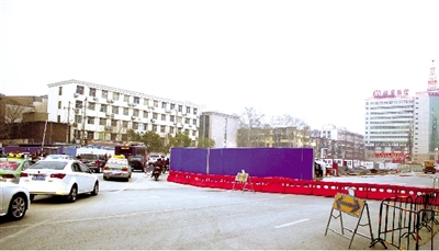 試圍擋后，車(chē)輛從西向東緩慢通行