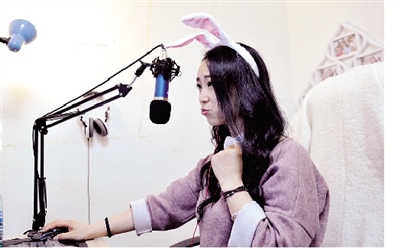 在一次直播中，小米戴上兔子頭飾，向網友賣萌