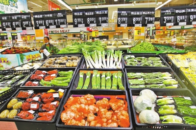 一市民在鄭州一家超市選購(gòu)蔬菜 一市民在鄭州一家超市選購(gòu)蔬菜