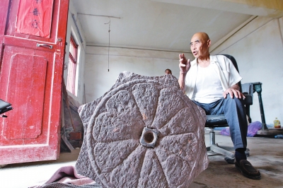 田金漢老人和他還原的石鍘 田金漢老人和他還原的石鍘