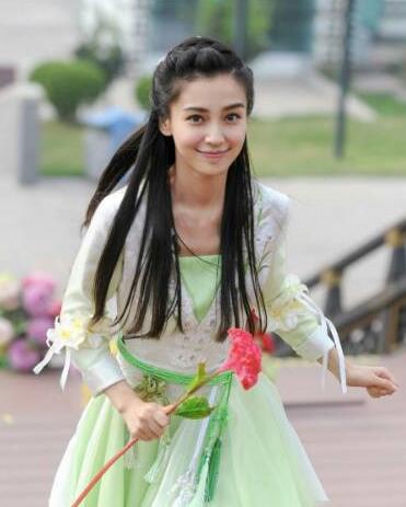 但是和倪妮站在一起，黑了一個(gè)色號，整個(gè)人都有點(diǎn)黯淡了。