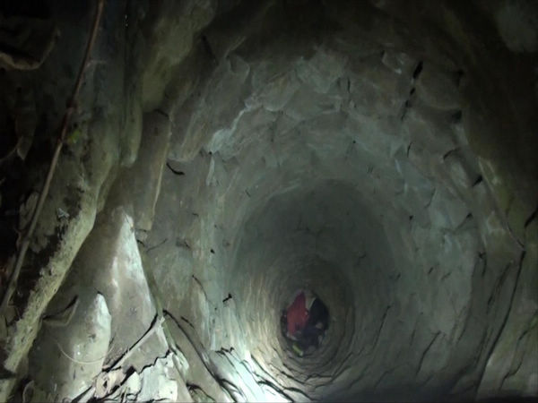 險(xiǎn)！女子凌晨墜入15米深井 命懸一線