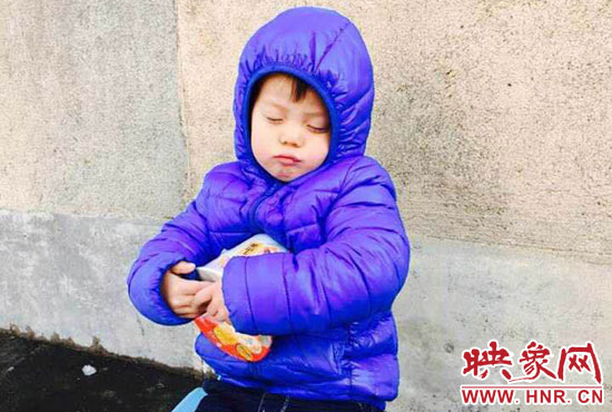 5歲娃冰天雪地睡著。