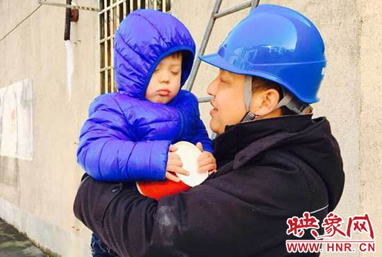 電工抱起孩子時，孩子還在睡。