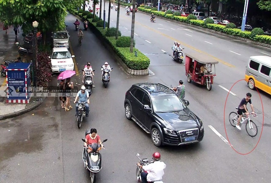 圖為肇事者撞人后逃逸。