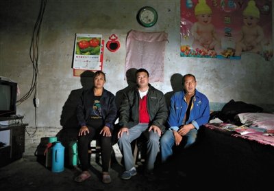 10月18日，自鋸病腿的鄭艷良所在的保定市清苑縣東臧村，有多家農(nóng)戶大病難醫(yī)，村民王新建（中）得了白血