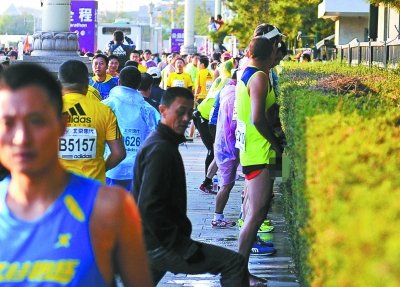 北京馬拉松“尿紅墻” 集體噓噓是傳統(tǒng)？