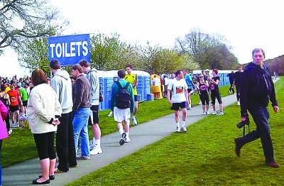 北京馬拉松“尿紅墻” 集體噓噓是傳統(tǒng)？