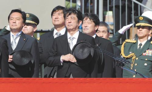 　27日上午，日本首相安倍晉三在琦玉縣的自衛(wèi)隊(duì)朝霞訓(xùn)練場出席陸上自衛(wèi)隊(duì)年度閱兵式