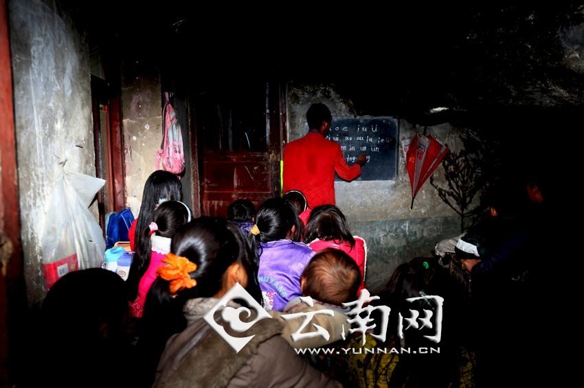 由于受到當?shù)厝似缫?，大鍋圈的孩子們沒有外出求學的機會，只能在這樣的簡易房里學習