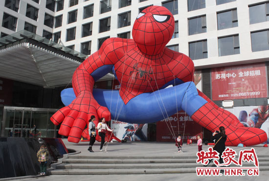 有不少家長帶著孩子來湊個(gè)熱鬧