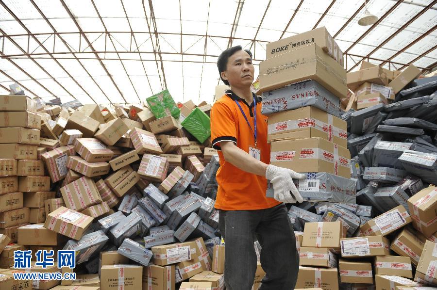 　11月11日，在圓通公司廣州一處分揀站，工作人員加緊處理堆積如山的快件。
