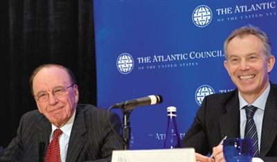 2008年，布萊爾與默多克在美國參加一國際會議。