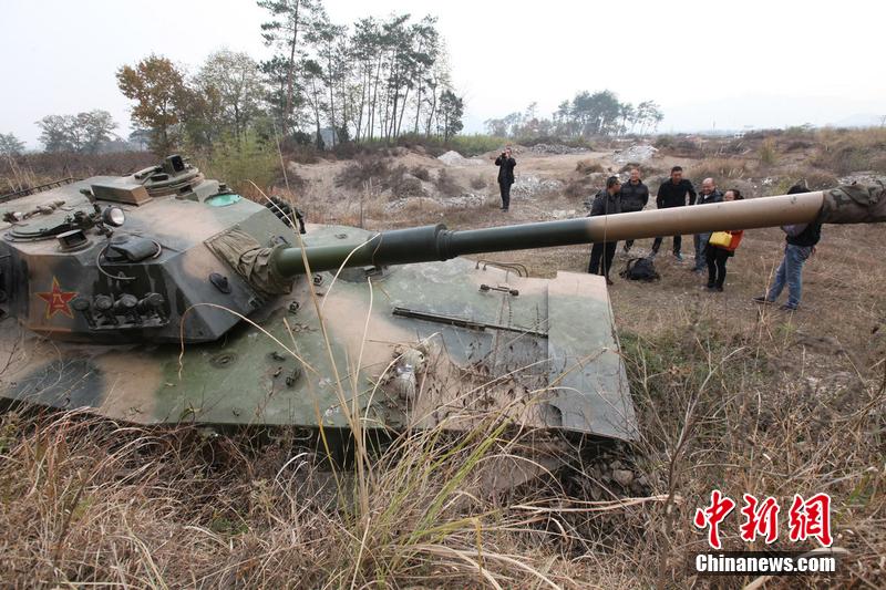 12月4日，浙江臺州，人們在坦克前圍觀。