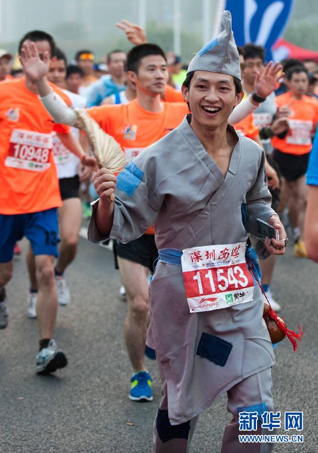 12月8日，一名選手身著“濟(jì)公”服裝參加比賽。