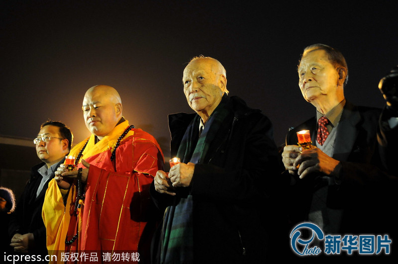 “為南京大屠殺遇難者守靈儀式暨和平燭光祭”活動(dòng)在侵華日軍南京大屠殺遇難同胞紀(jì)念館祭場(chǎng)舉行。