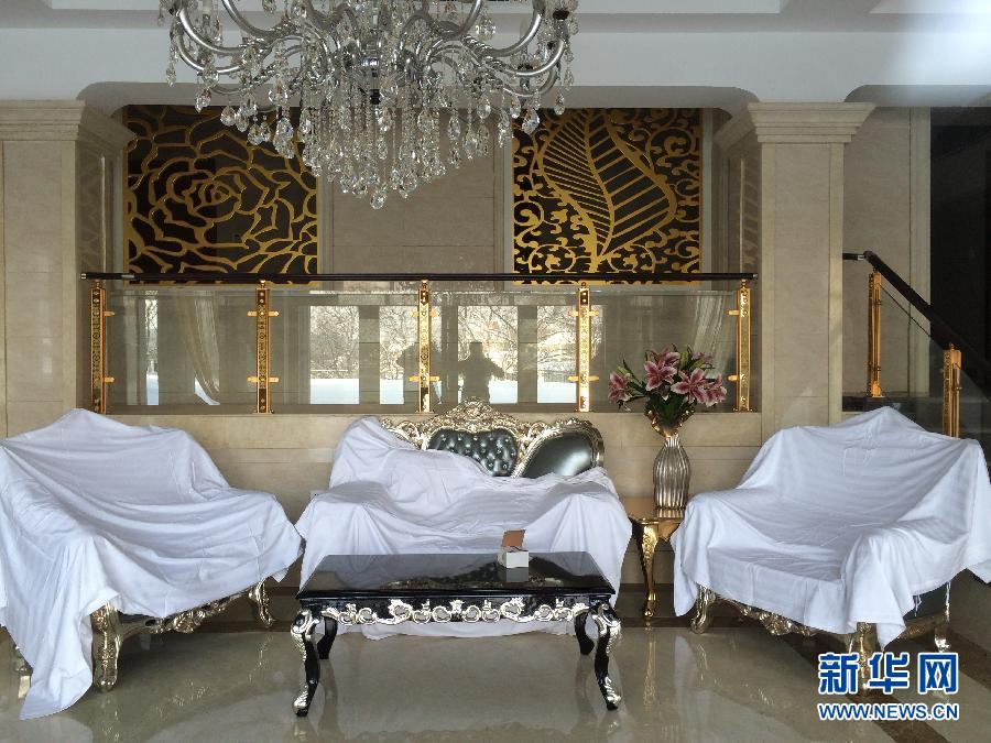 鏡泊湖畔麗日山莊里的豪華沙發(fā)（2013年12月9日攝）。新華社記者程子龍攝