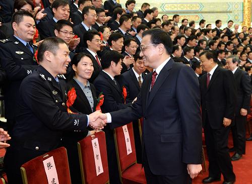 楊華民獲評(píng)全國(guó)“人民滿意的公務(wù)員” 李克強(qiáng)表彰接見 楊華民獲評(píng)全國(guó)“人民滿意的公務(wù)員” 李克強(qiáng)表彰接見