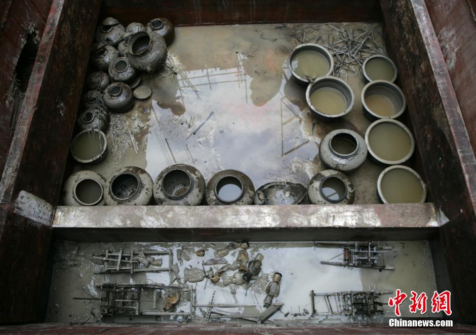 圖為漢墓群發(fā)掘現(xiàn)場出土了大量珍貴文物。