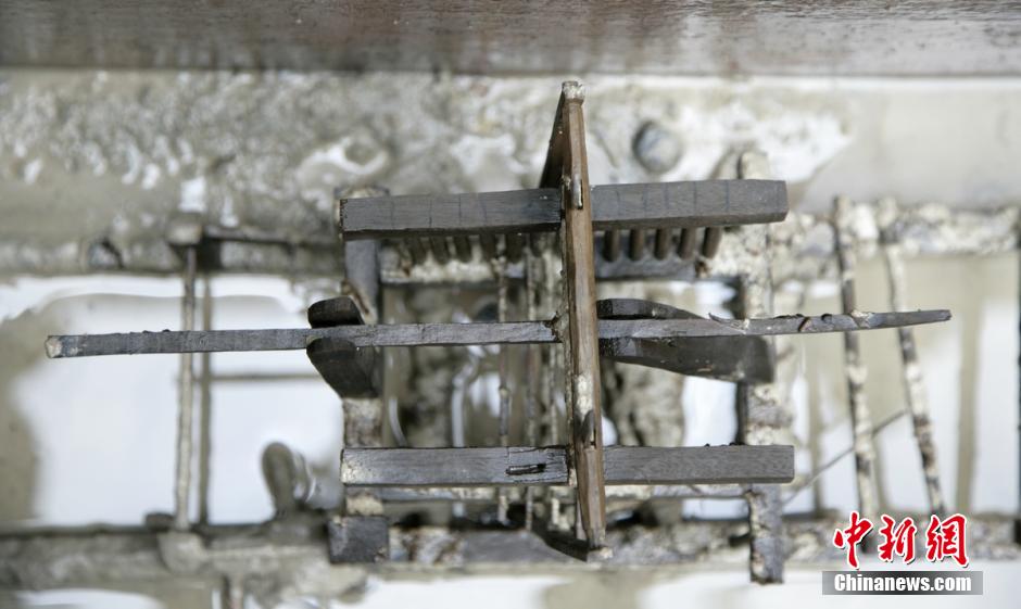 圖為蜀錦織機(jī)仿真蜀錦織機(jī)，為我國唯一有出土單位、完整保存的織機(jī)模型。