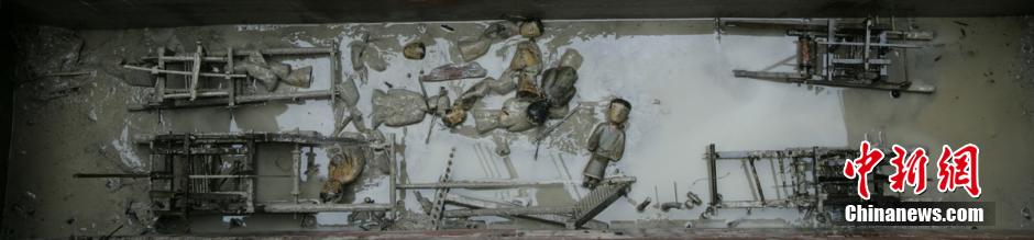 圖為考古現(xiàn)場發(fā)現(xiàn)保存完整的織機(jī)模型。