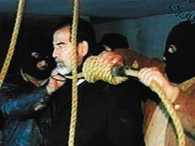 警衛(wèi)給薩達姆套上絞刑工具。