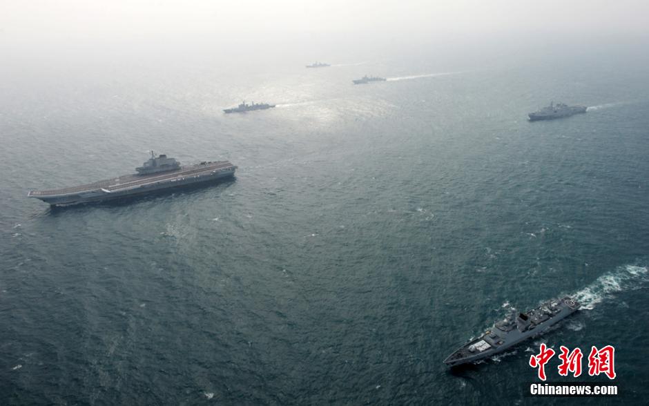 圖為遼寧艦與水面艦艇進(jìn)行協(xié)同訓(xùn)練。中新社發(fā) 胡鍇冰 攝