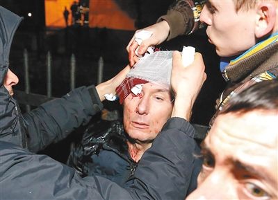 11日，基輔，遇襲受傷的反對(duì)派領(lǐng)導(dǎo)人盧岑科接受簡單救護(hù)。