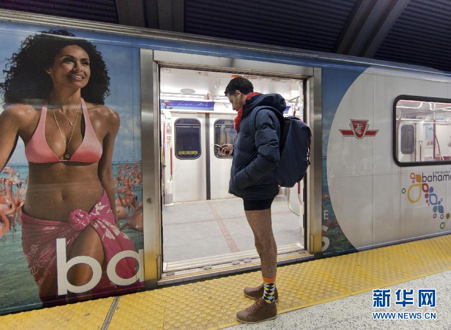 1月12日，在加拿大多倫多，一名只穿著內(nèi)褲的男子在車站等候地鐵。