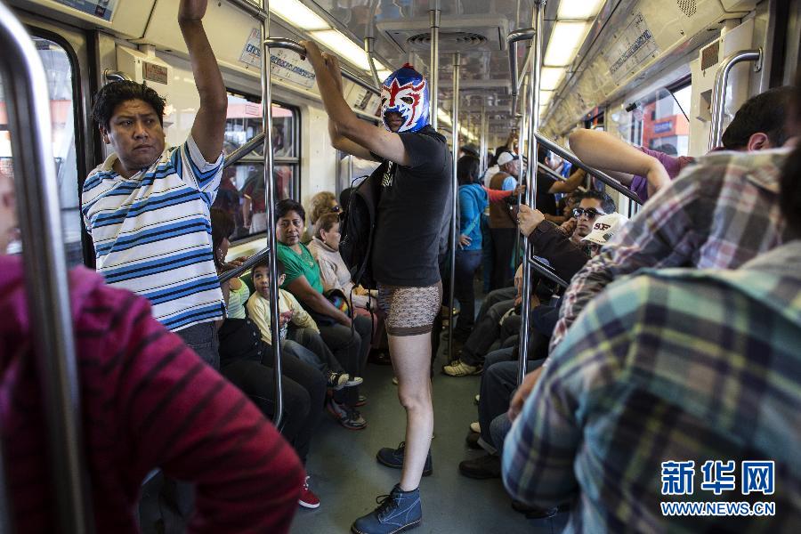 一名參加不穿褲子搭地鐵活動的男子站在地鐵車廂內(nèi)。