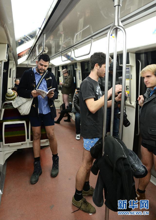 1月12日，在橫貫巴黎東西部的1號線地鐵車廂里，乘客只穿一條內(nèi)褲搭乘地鐵。