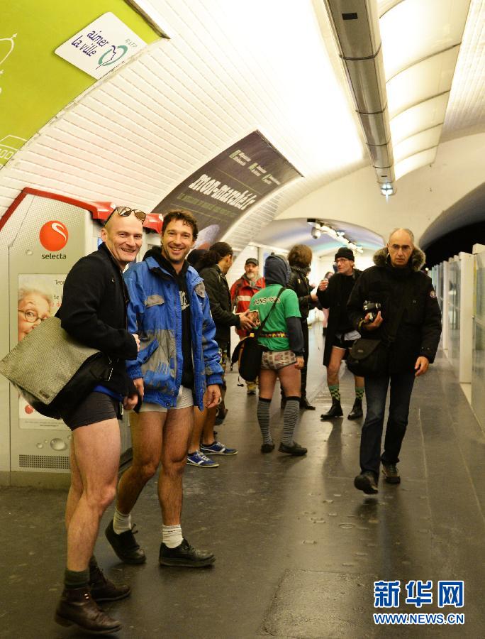 1月12日，在橫貫巴黎東西部的1號線地鐵車廂里，乘客只穿一條內(nèi)褲搭乘地鐵。