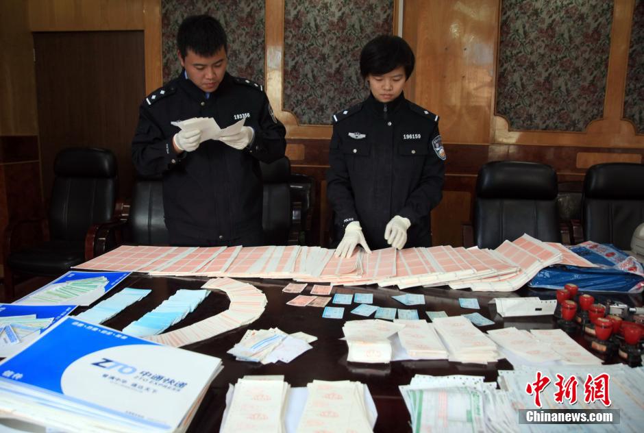 圖為查獲大量假火車票和制販工具（資料圖片）。