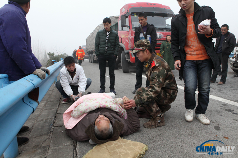 一名受傷群眾被救出?；荼?攝