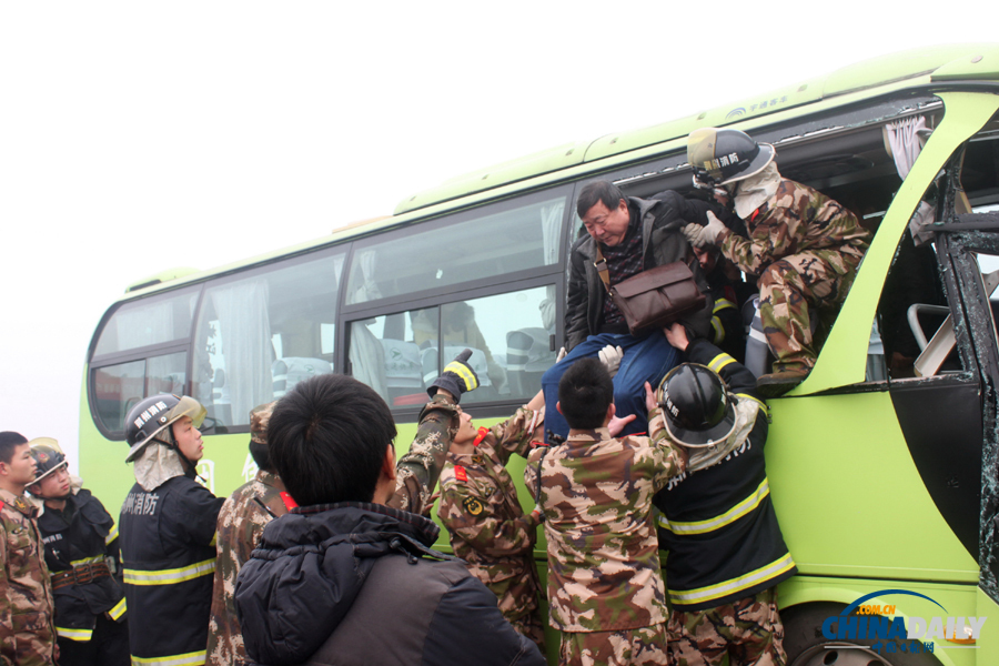 消防人員現(xiàn)場(chǎng)施救?；荼?攝