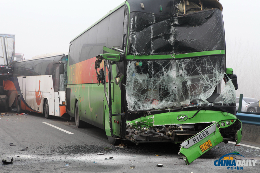 車(chē)禍救援現(xiàn)場(chǎng)。惠斌 攝