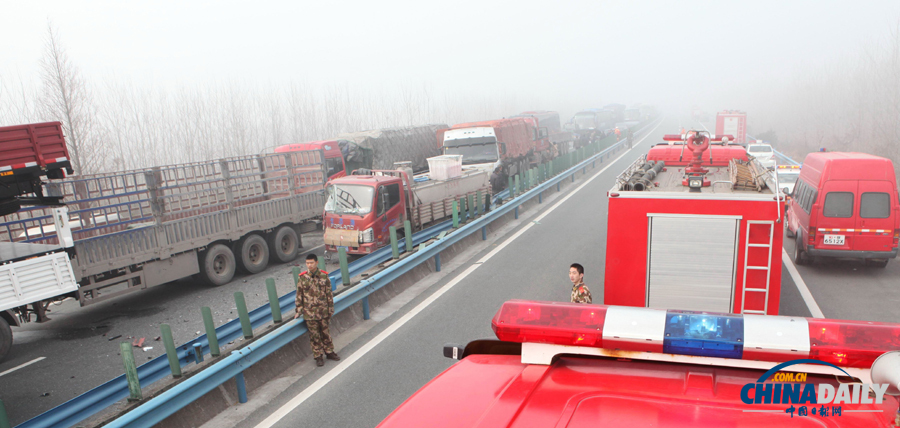 消防人員抵達(dá)事故現(xiàn)場(chǎng)。惠斌 攝