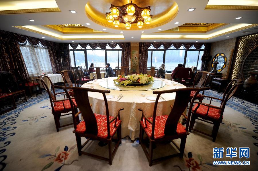 　1月15日，游客在北京紫竹院公園內(nèi)的問月樓喝茶聊天。