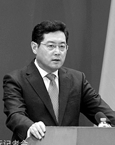 23日，秦剛在外交部例行記者會上。