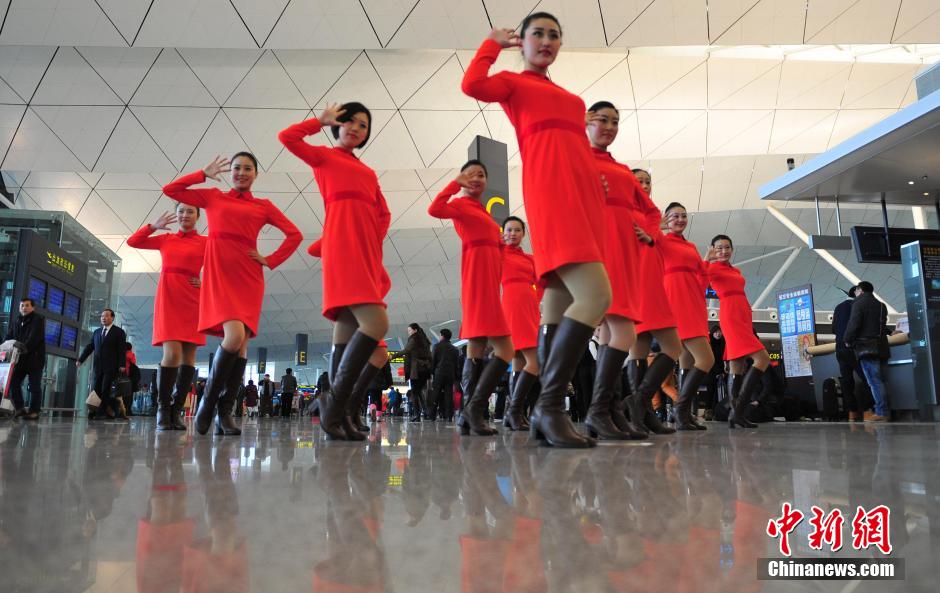 1月23日，機(jī)場工作人員在跳“快閃”舞蹈。