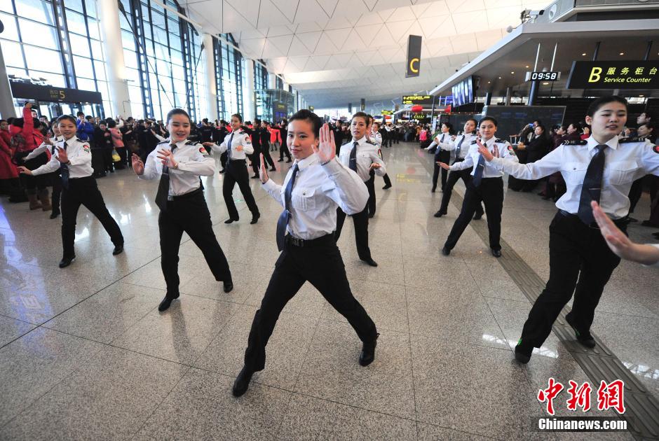 1月23日，機(jī)場工作人員在跳“快閃”舞蹈。