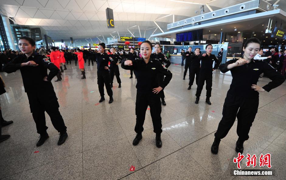 1月23日，機(jī)場工作人員在跳“快閃”舞蹈。